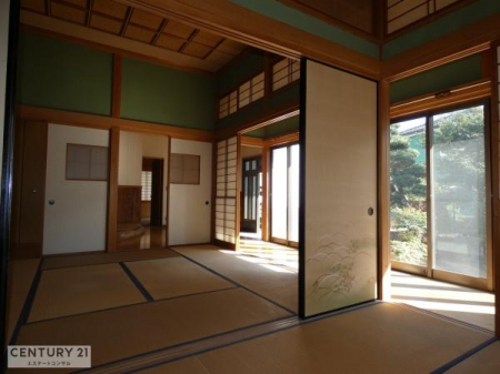 a@1KaԂ̖ڂ̑Oɓ̍LB